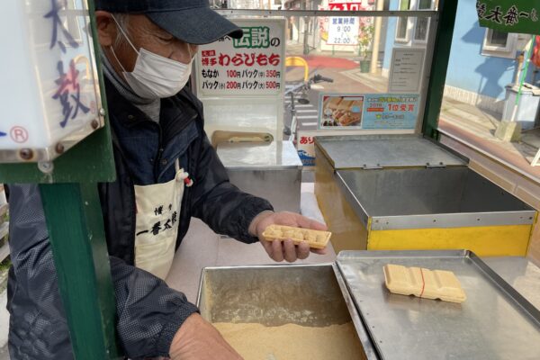 夜ご飯のお野菜を買いに箕島商店街へ。 そこでわらび餅を売っていました。